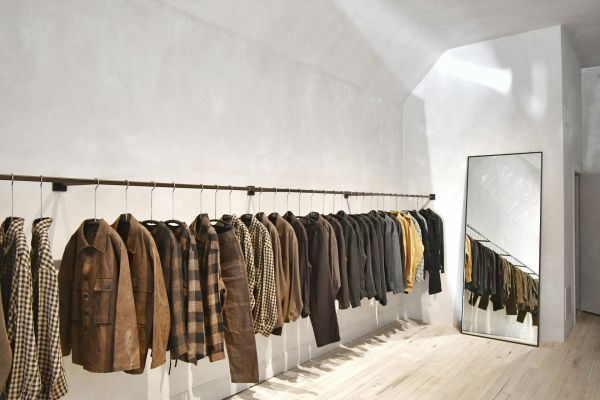 5 porte-manteaux tendance pour un rangement astucieux des manteaux